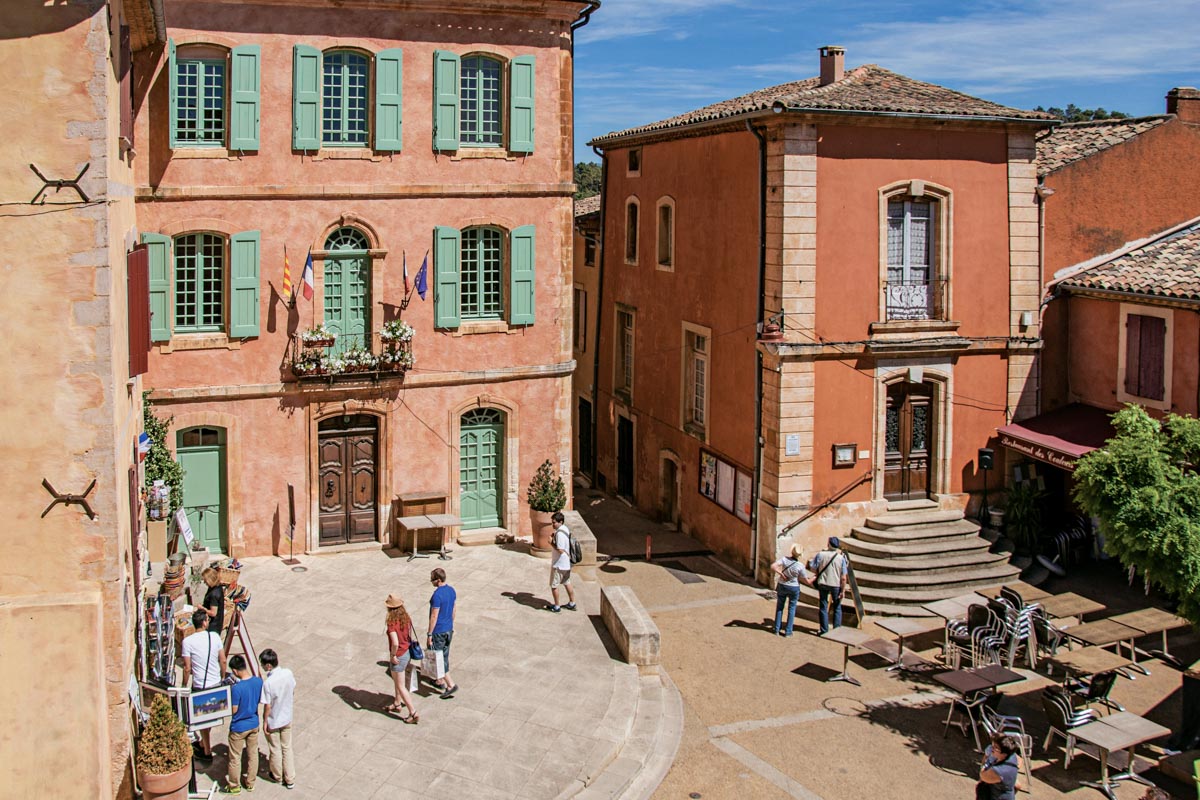 Place de la mairie à Roussillon